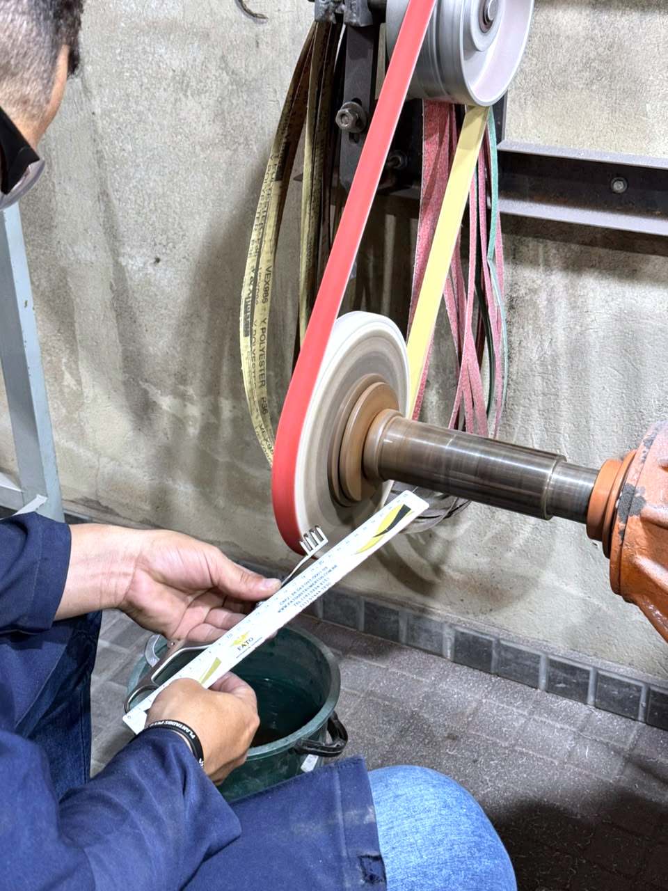 Técnico da oficina da FATO fazendo o polimento de uma peça na politriz.